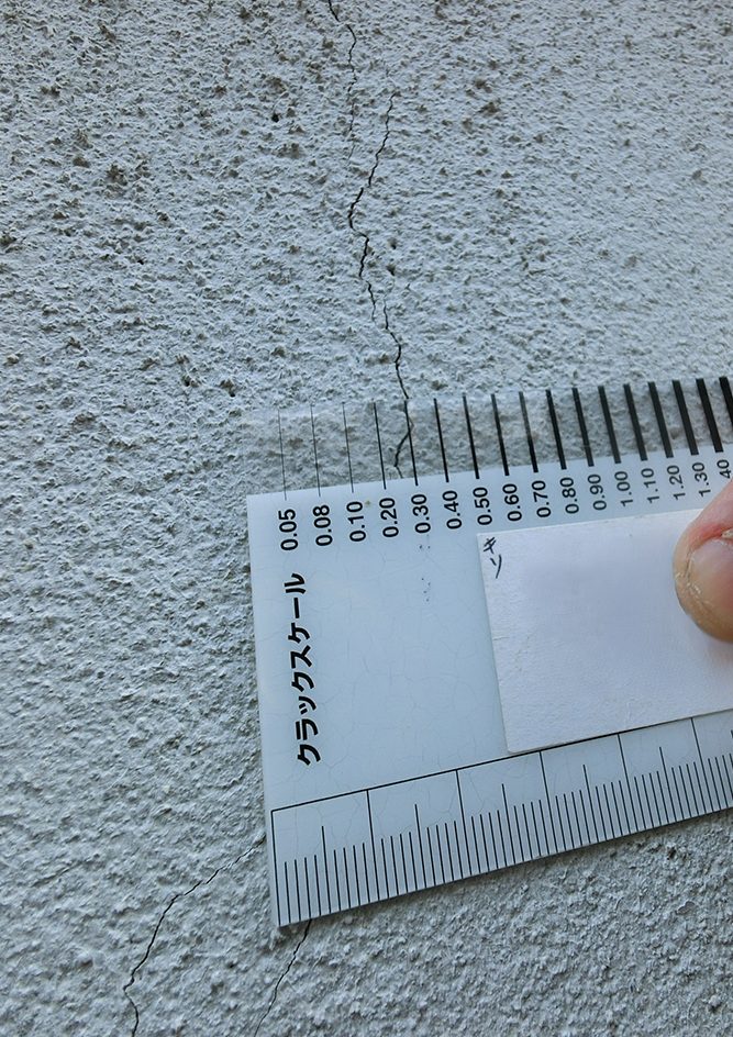 クラックスケールを使用した基礎のひび割れ調査 クラック幅を測定