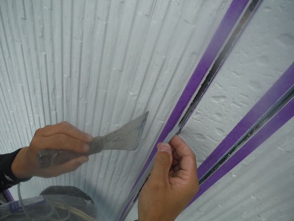 劣化した基礎シーリング材を撤去している様子 打ち替え前工程