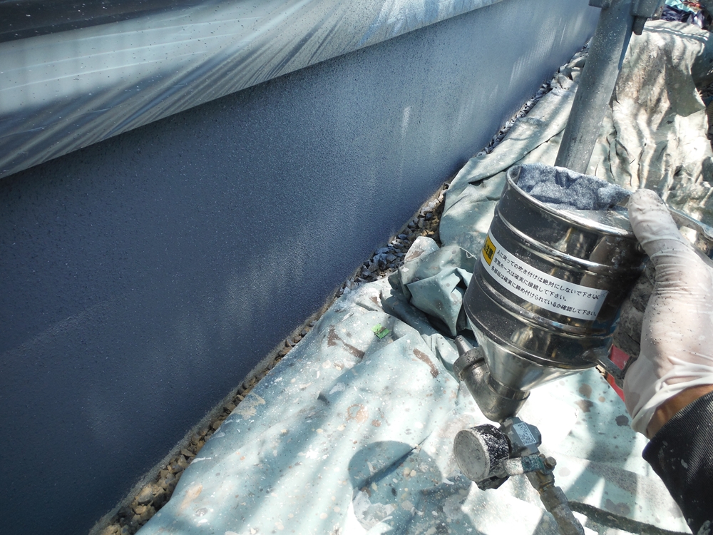 基礎補修工事の上塗り完了 防水性と耐久性を高めた仕上がり