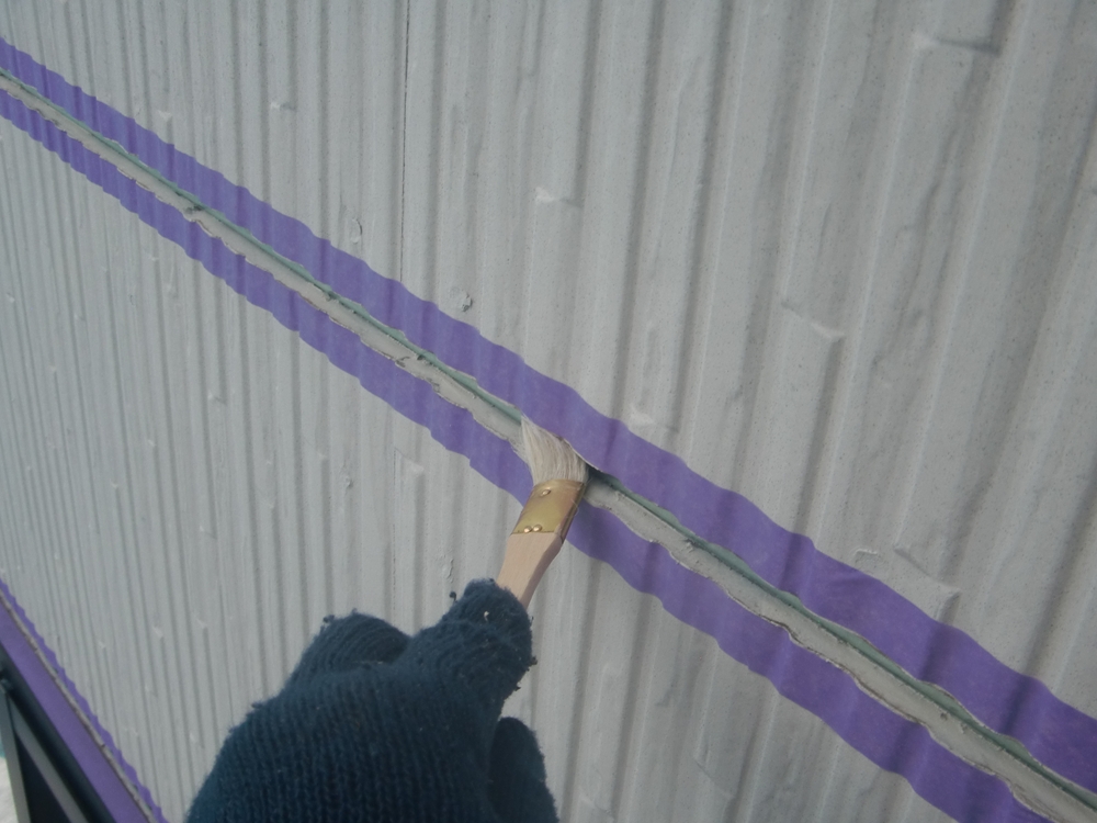 基礎シーリング打ち替え工事 密着プライマーを塗布している工程