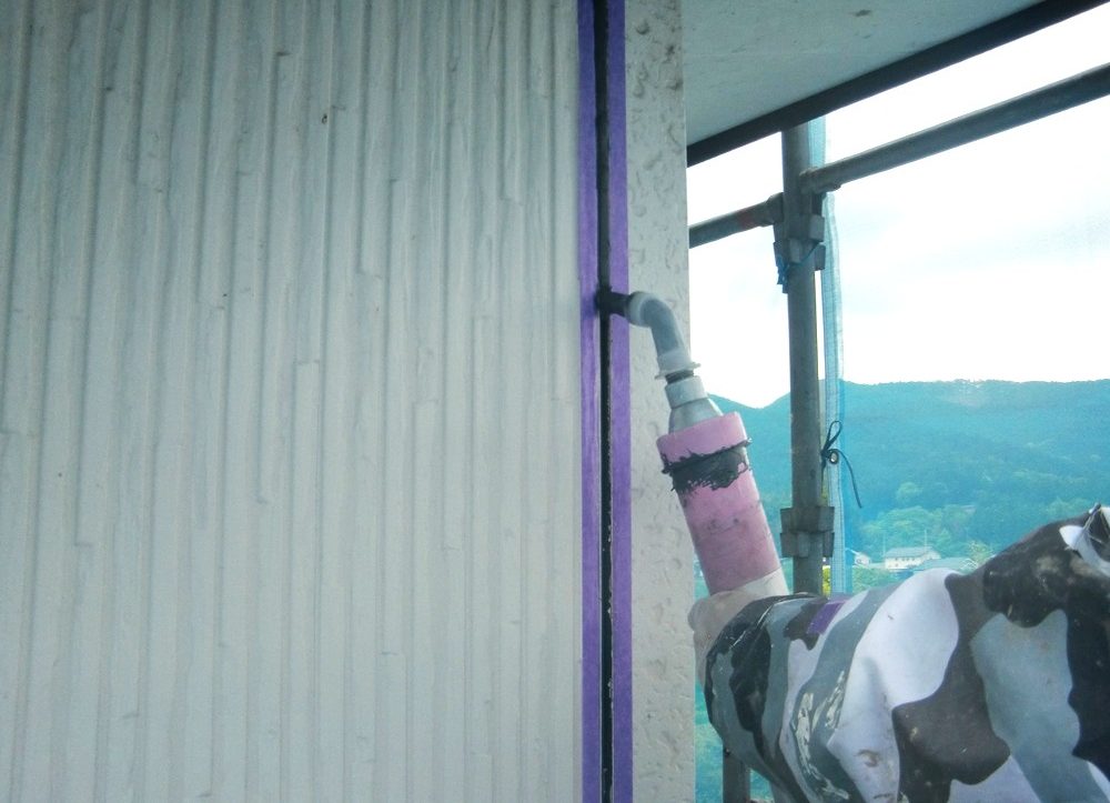 基礎のひび割れ部分にシーリング材を充填 防水性を回復する工事