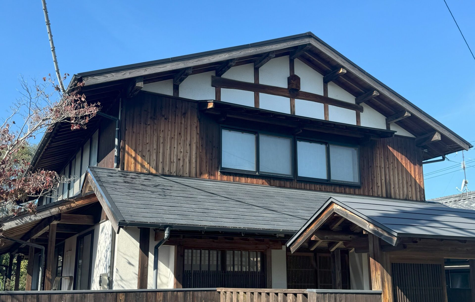 ひび割れが目立つモルタル外壁と劣化した木部の塗装前外観