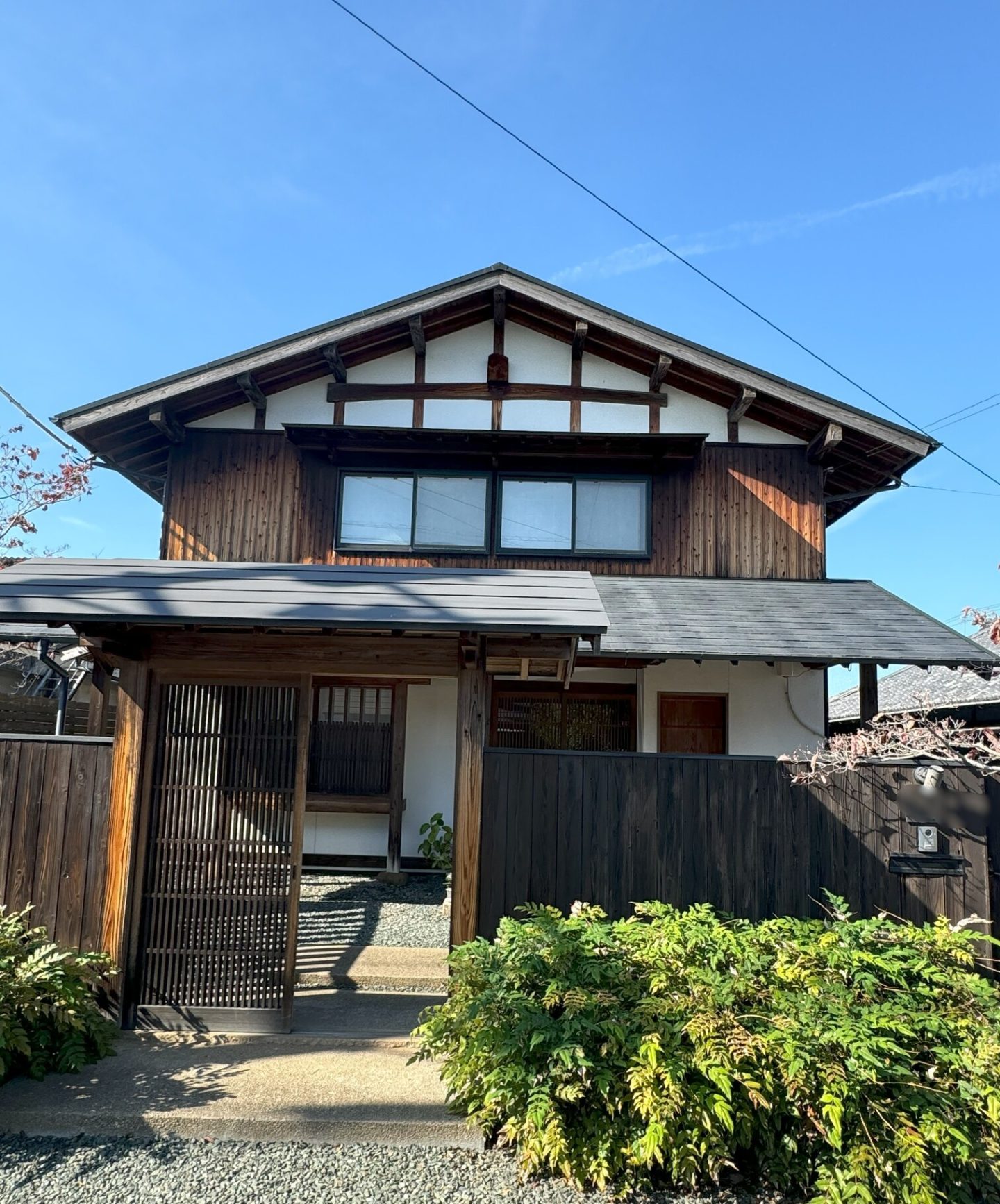 愛媛県松前町|ヘアクラックと木部の色あせが見られる外壁塗装前の住宅外観