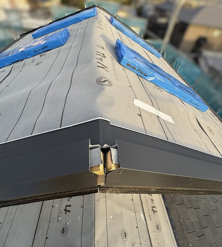 屋根カバー工法 既存ノンアスベスト屋根の上にルーフィングを施工