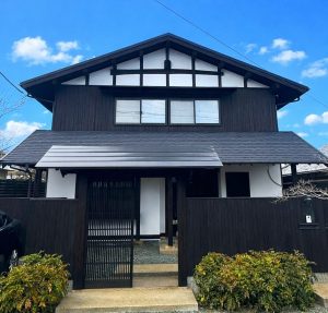 ヘアクラック対策の外壁塗装と古色ブラック木部で美しく仕上がった住宅外観