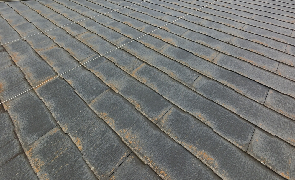 パミール屋根の施工前全景 劣化が進行したスレート屋根