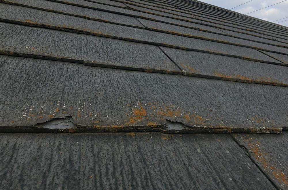 パミール屋根の劣化症状 ミルフィーユ状に剥がれた屋根材