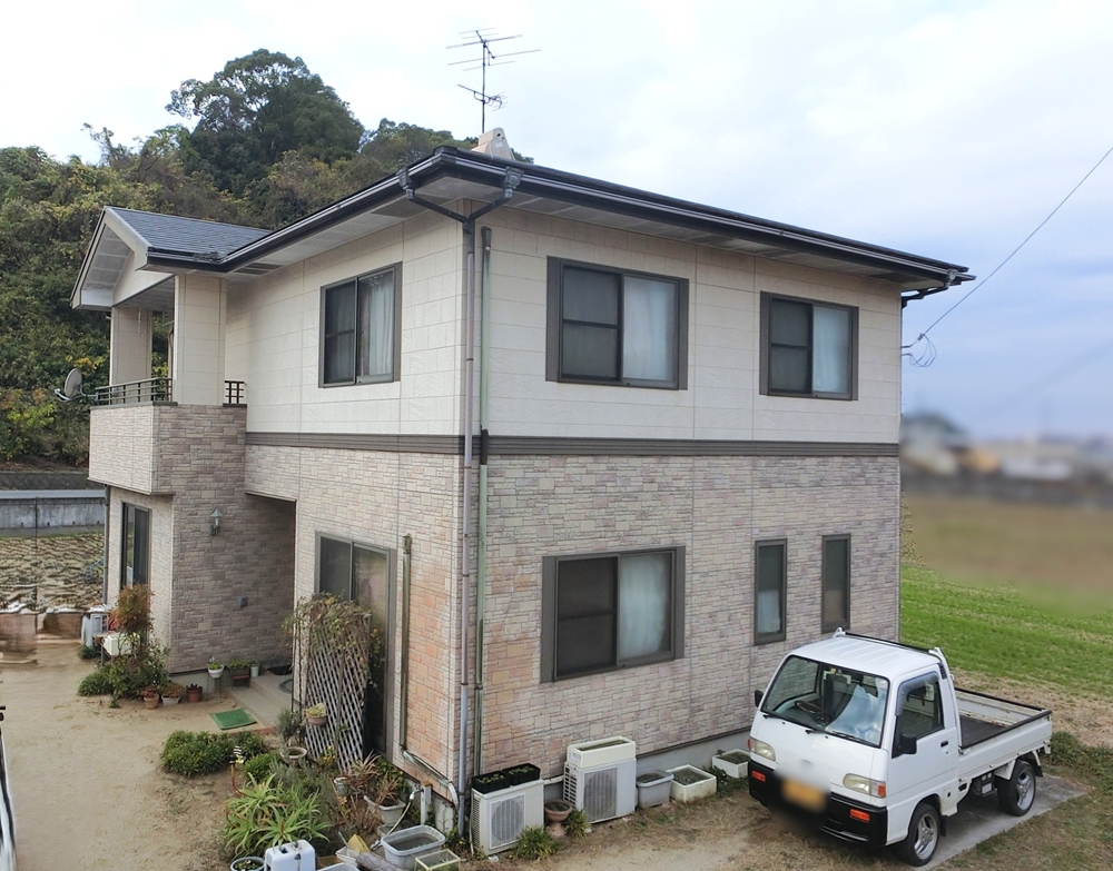 松山市 外壁塗装施工前 建物の劣化が見られる住宅外観