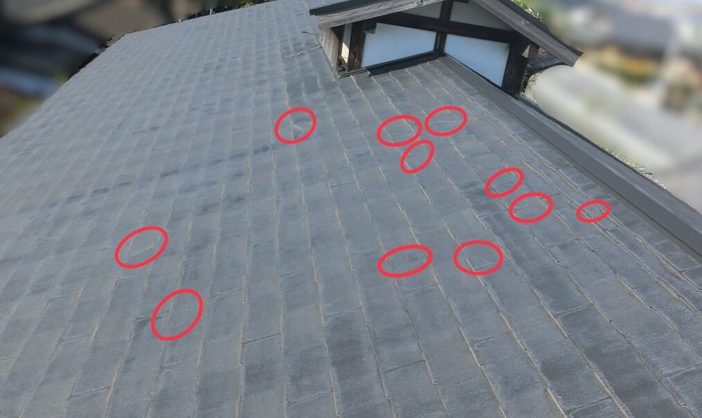 屋根全体にひび割れが見られるノンアスベスト屋根の施工前外観