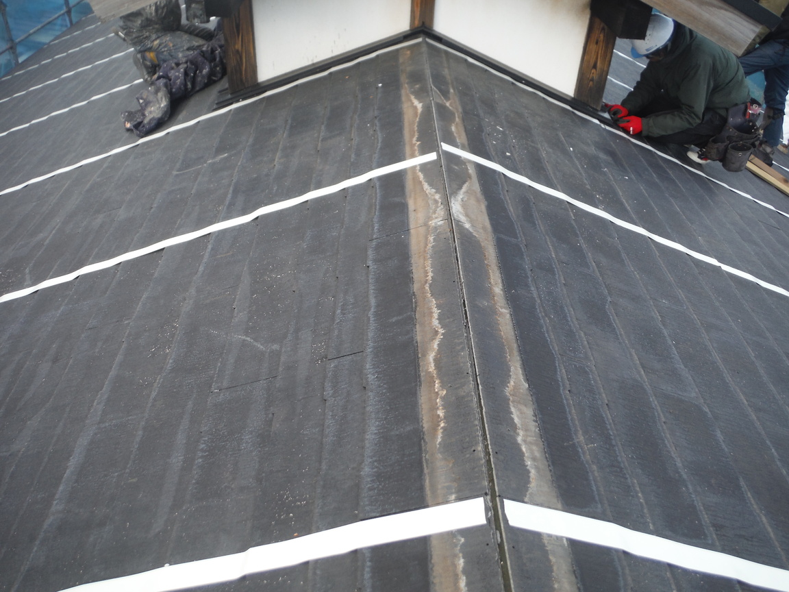 屋根カバー工法 既存棟板金と役物の撤去作業