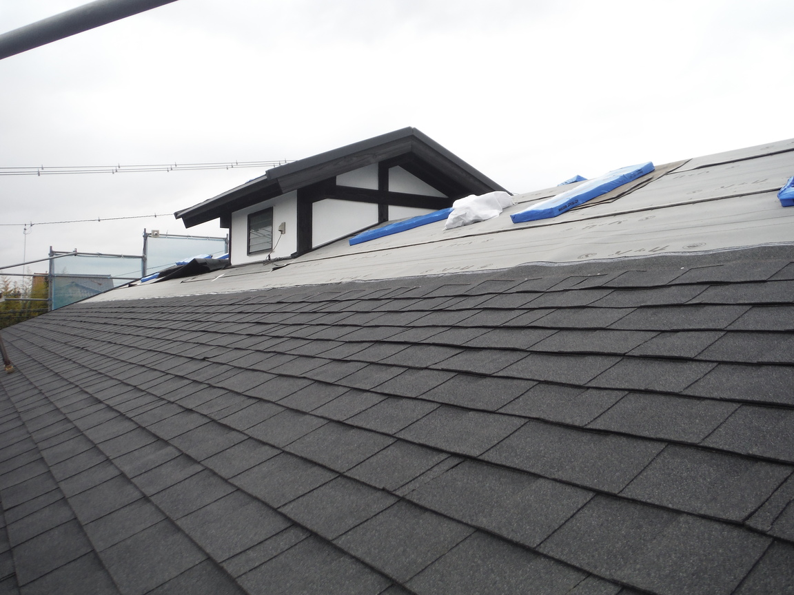 屋根カバー工法 新しい屋根材を施工している様子