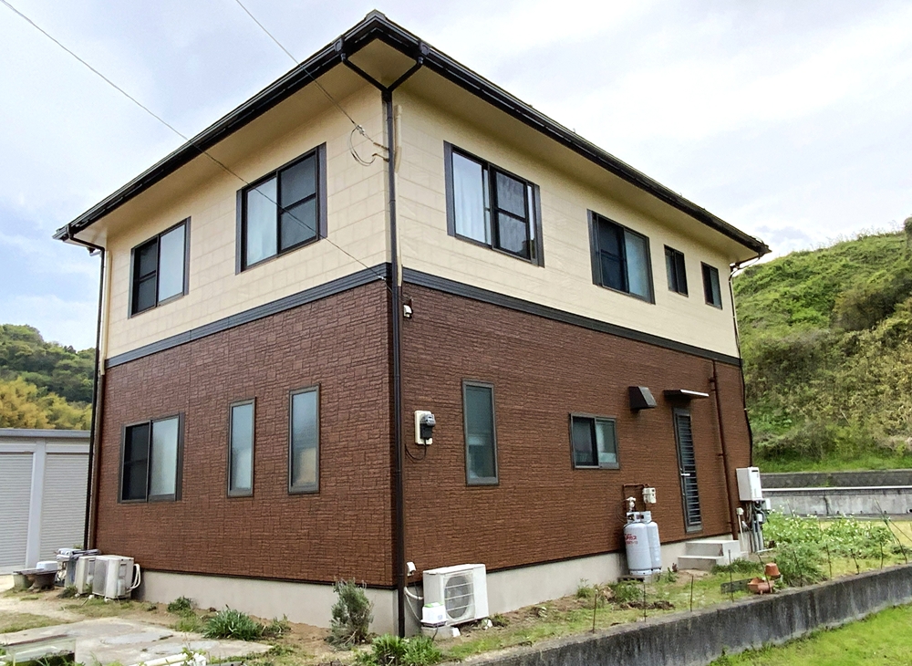 松山市 屋根カバー工法施工後 シングル葺きで性能向上した屋根