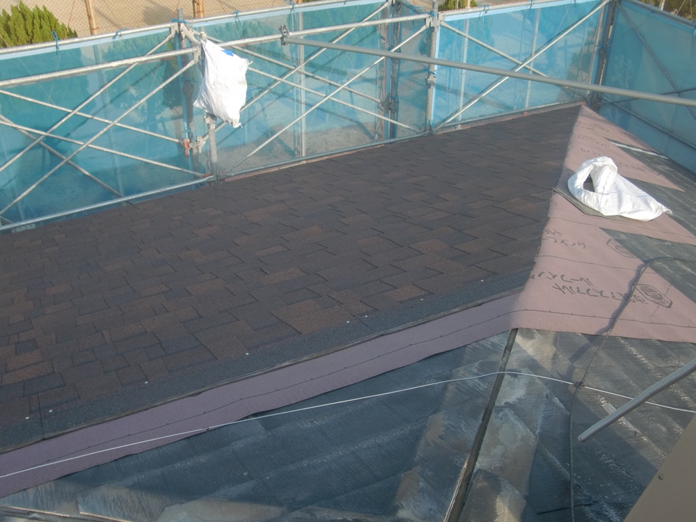 屋根カバー工法 新しい屋根材を施工している様子