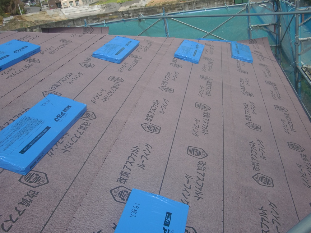 屋根カバー工法 既存パミール屋根の上にルーフィングを施工